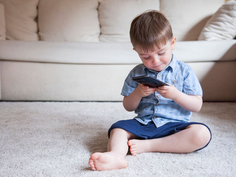 Consequências do uso excessivo do celular na infância