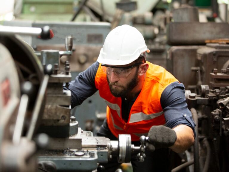 como a tecnologia substitui a mão de obra