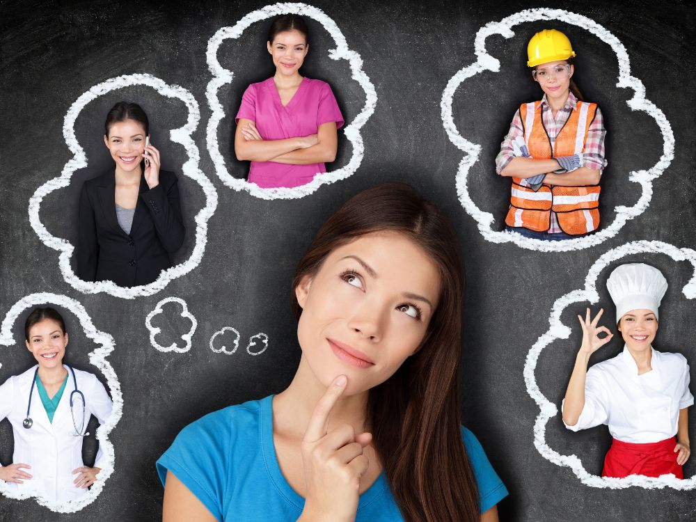Mulher refletindo sobre mudança de carreira com representações de diferentes profissões ao redor, como saúde, engenharia, gastronomia e área corporativa.